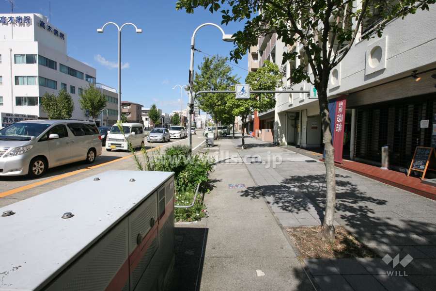 敷地西側の前面道路（南側から）