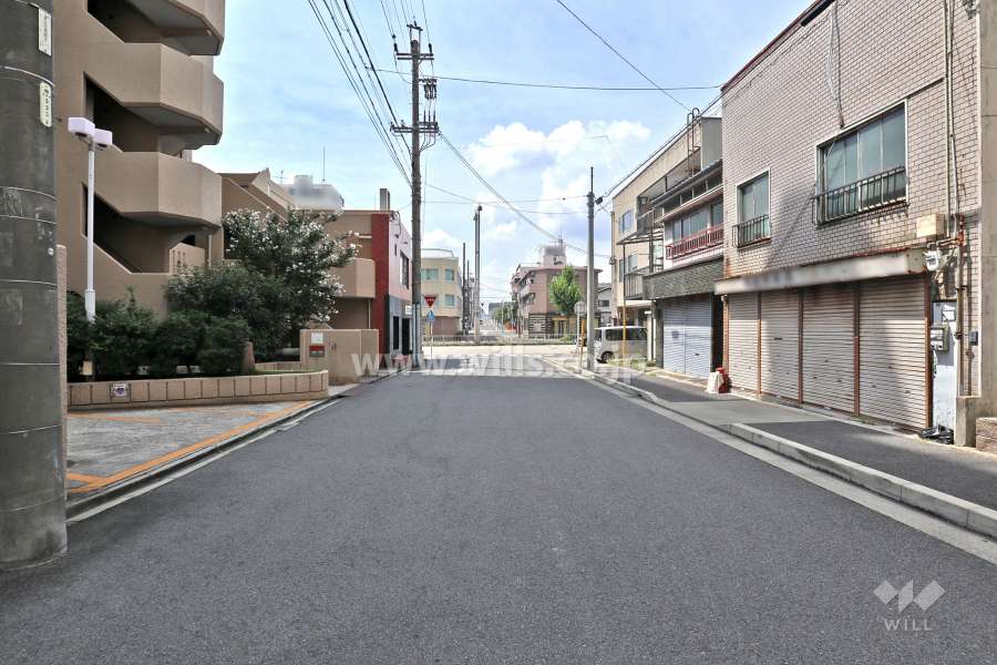 敷地北側の前面道路（東側から）