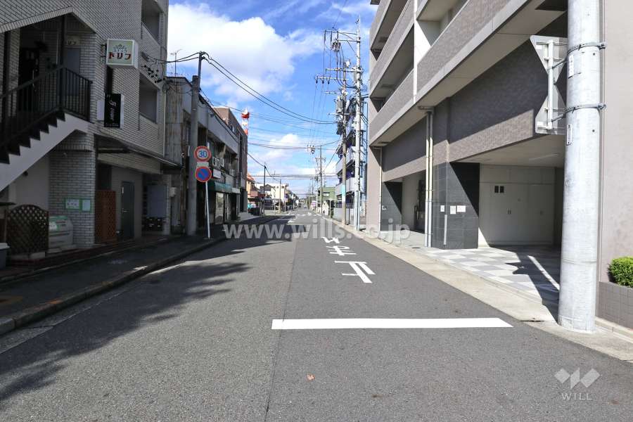 敷地南側の前面道路（東側から）