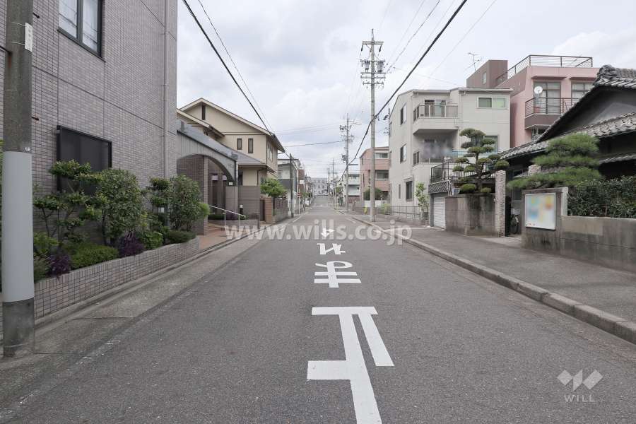 敷地南側の前面道路（東側から）