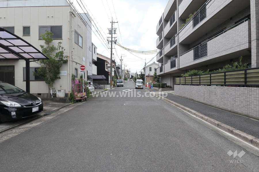 敷地南側の前面道路（東側から）