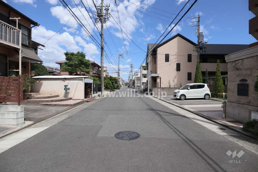 敷地北側の前面道路（西側から）