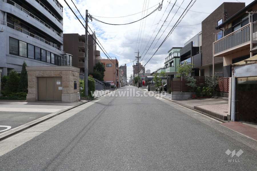 敷地北側の前面道路（東側から）