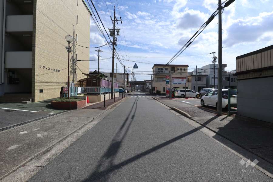 敷地西側の前面道路