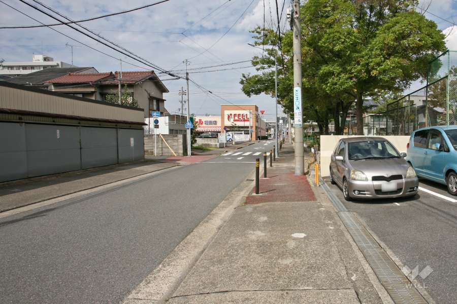 敷地西側の前面道路（南側から）