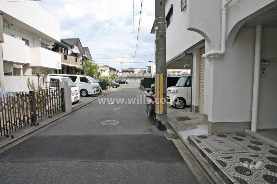 敷地北側の前面道路（西側から）