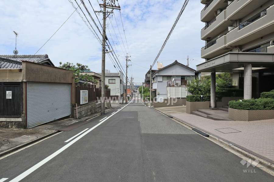 敷地南側の前面道路（東側から）