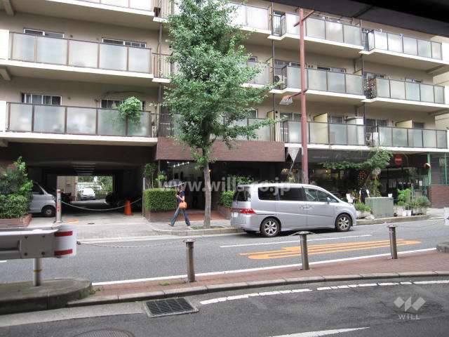 敷地西側が新御堂筋に面しています。