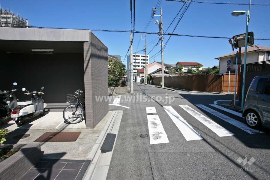 敷地北側の前面道路(東側から)