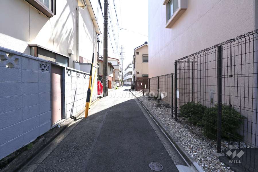 敷地東側の前面道路