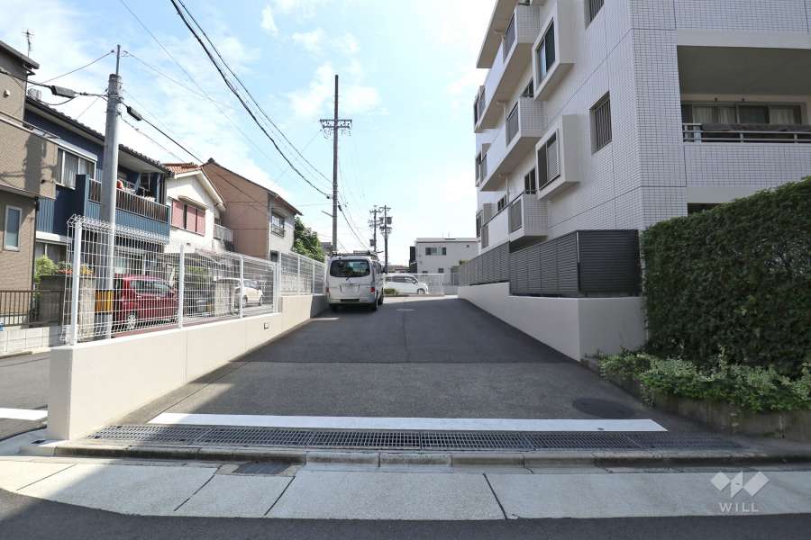 駐車場出入り口