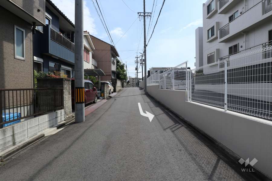 敷地北側の前面道路（西側から）