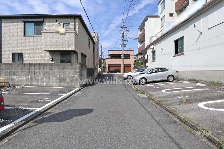 敷地南側の前面道路（東側から）