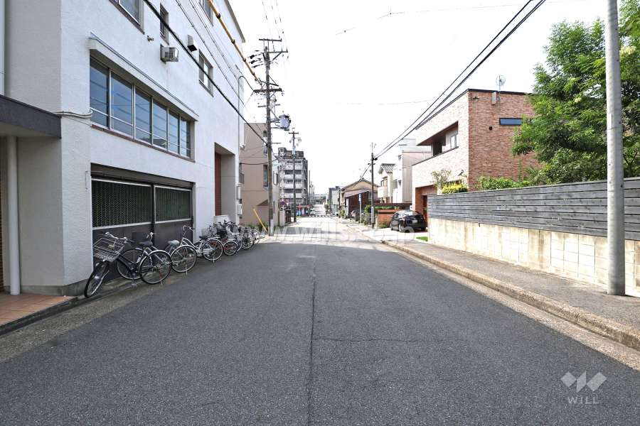 敷地西側の前面道路（北側から）