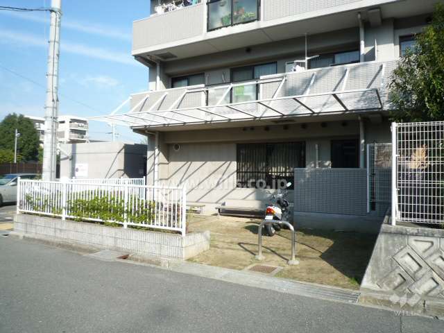 敷地横の小さな公園