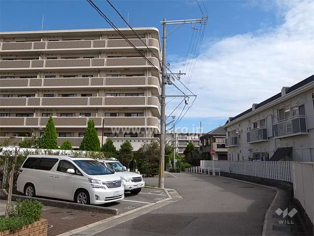 周辺はマンションやアパート、一戸建てが混在する静かな住宅地です。
