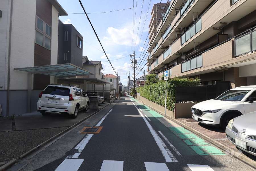 敷地南側の前面道路（東側から）