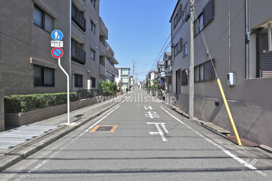敷地西側の前面道路（南側から）