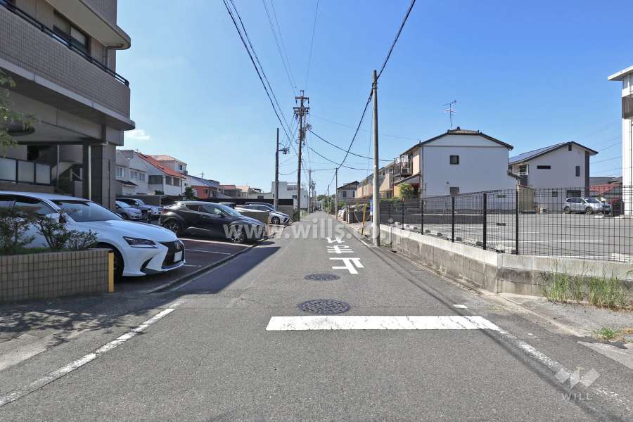 敷地北側の前面道路（東側から）