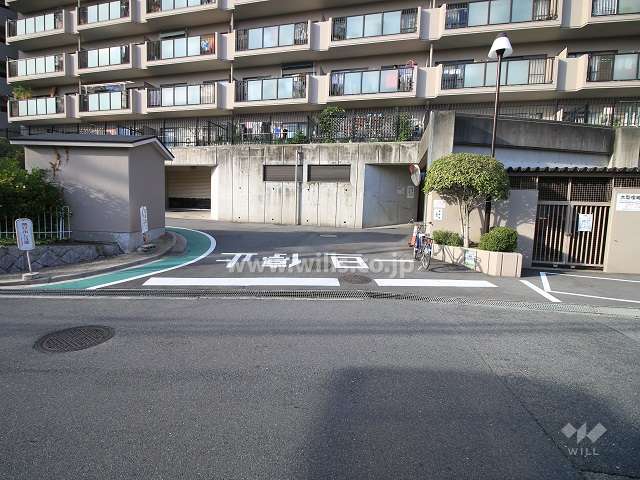 駐車場出入り口