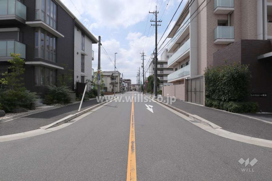 敷地東側の前面道路（北側から）