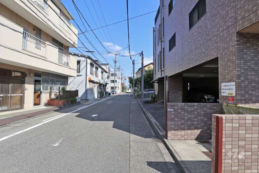 敷地の西側前面道路（南側から）