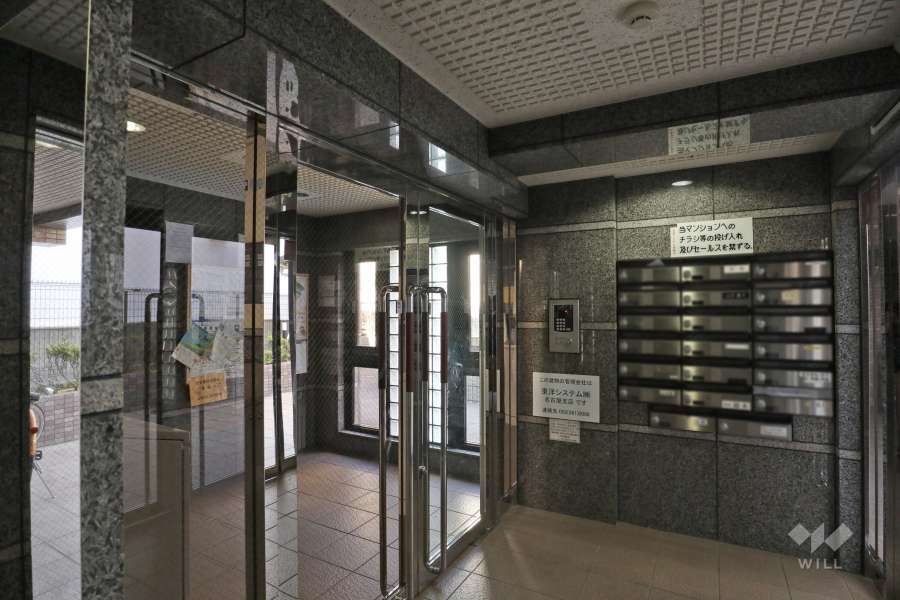 エントランスはオートロック付きです。