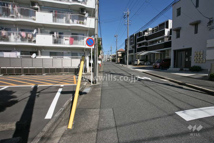 敷地東側の前面道路(南側から)