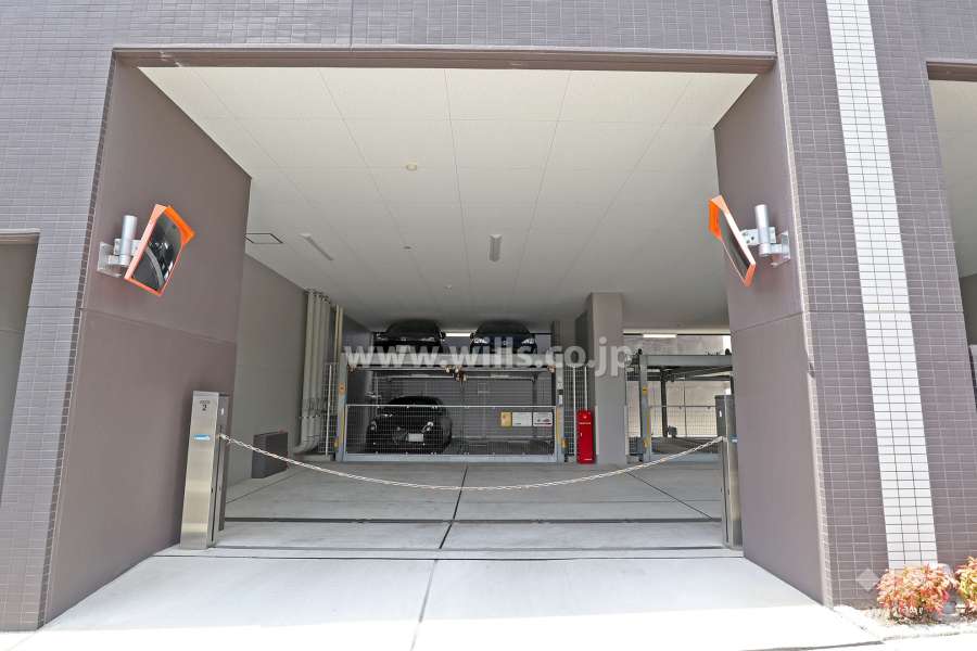 駐車場出入り口（ロボットゲート付き）