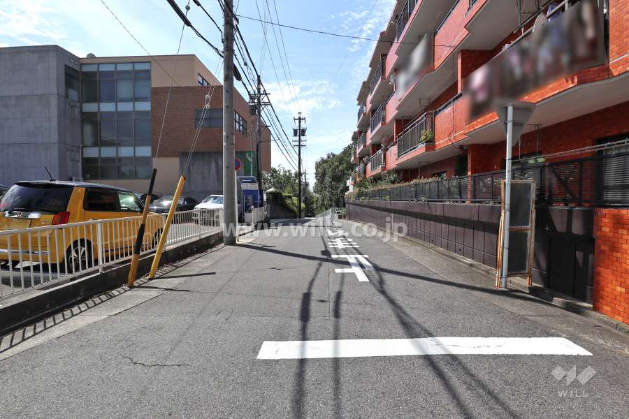 敷地南側の前面道路（東側から）