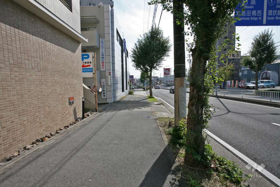敷地南東側の前面道路（県道30号）
