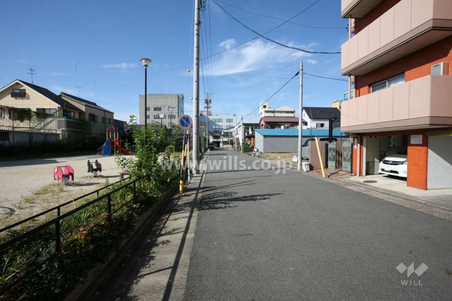 敷地西側の前面道路（南側から）