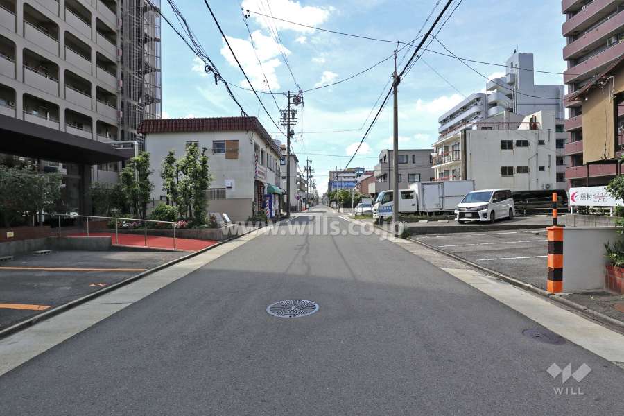 敷地北側の前面道路（東側から）