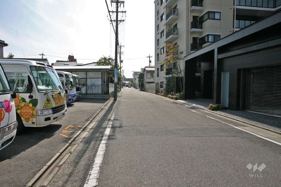 敷地東側の前面道路（北側から）
