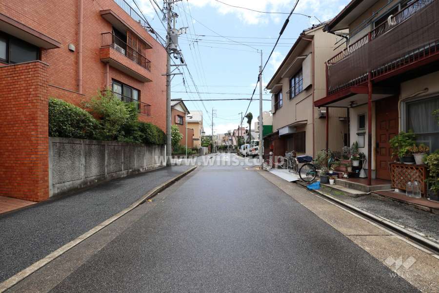 敷地西側の前面道路（北側から）