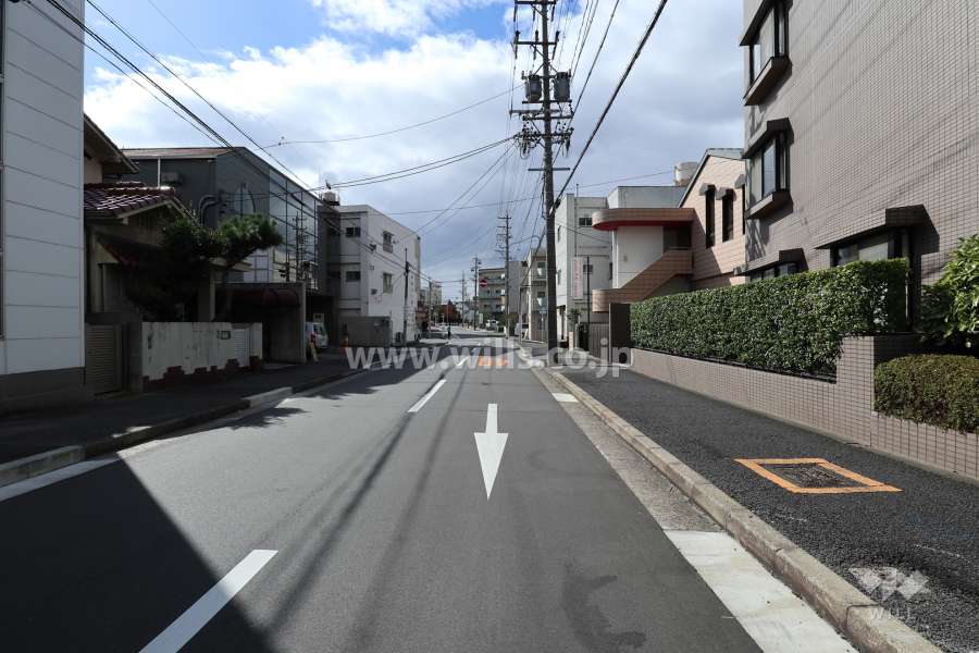 敷地北東側の前面道路（北西側から）