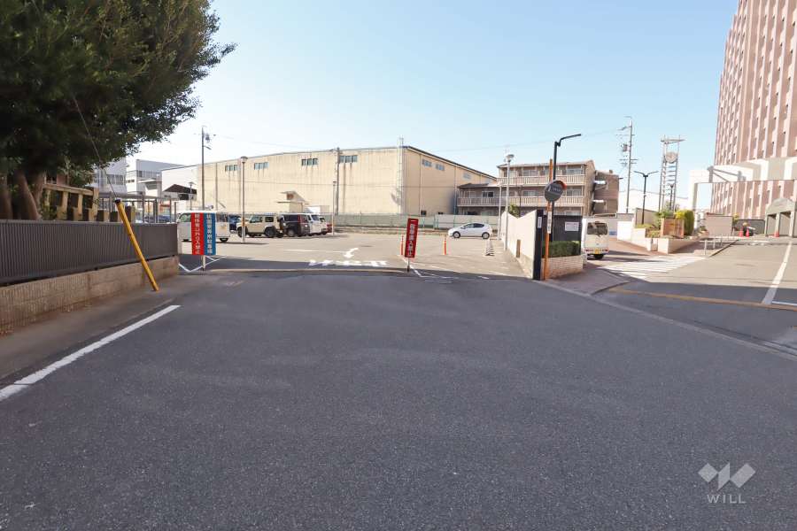 敷地の東側前面道路（北東側から）