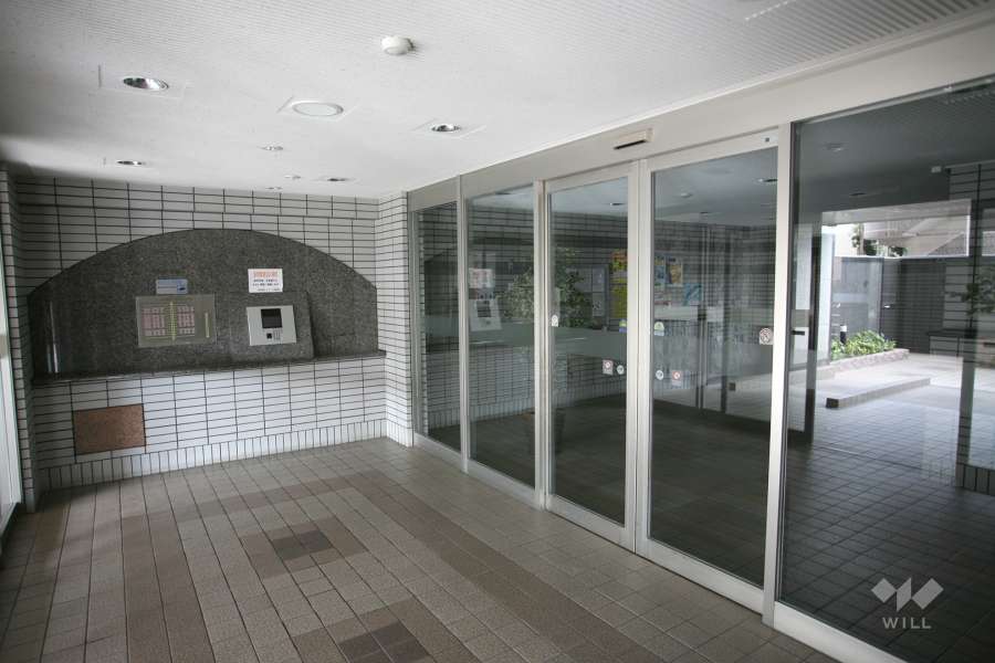 エントランスはオートロック付きです。