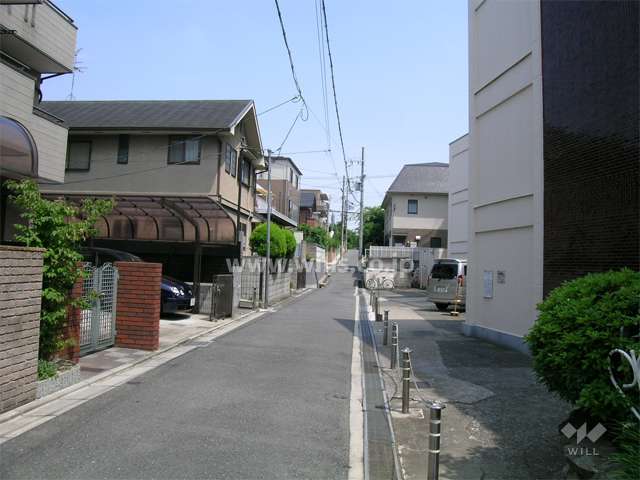 敷地北側の道路。周辺は一戸建てが中心に建ち並ぶ住宅地です。
