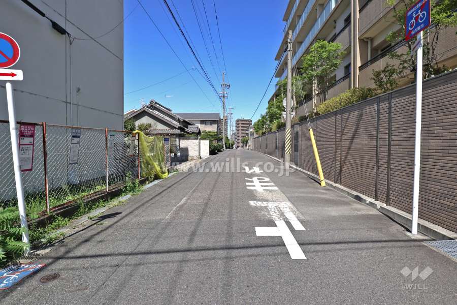 敷地南西側の前面道路（南東側から）