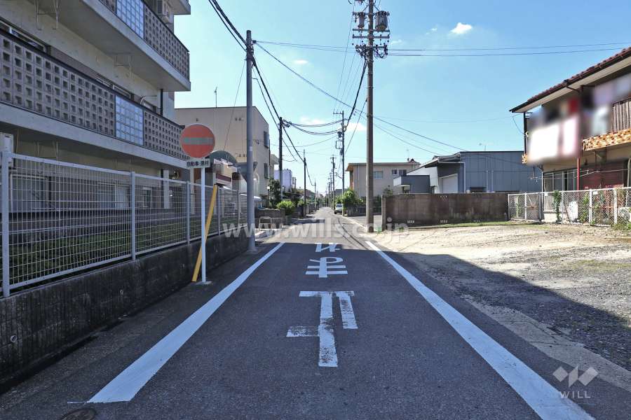 敷地北側の前面道路（東側から）