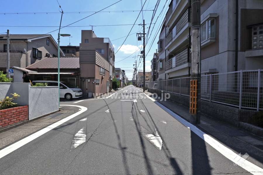 敷地東側の前面道路（北側から）