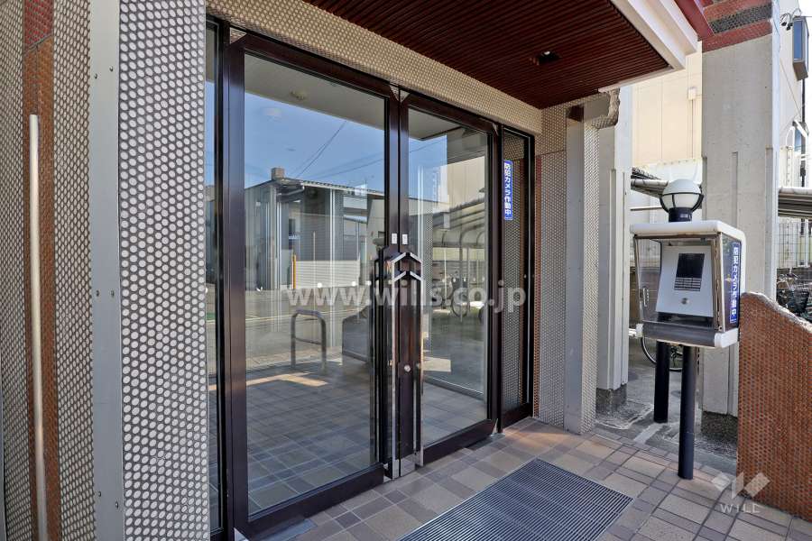 エントランスはオートロック付きです。