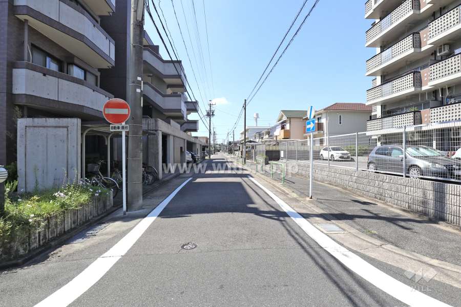 敷地北側の前面道路（東側から）