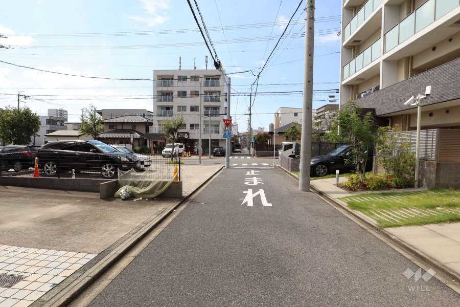 敷地南側の前面道路（東側から）