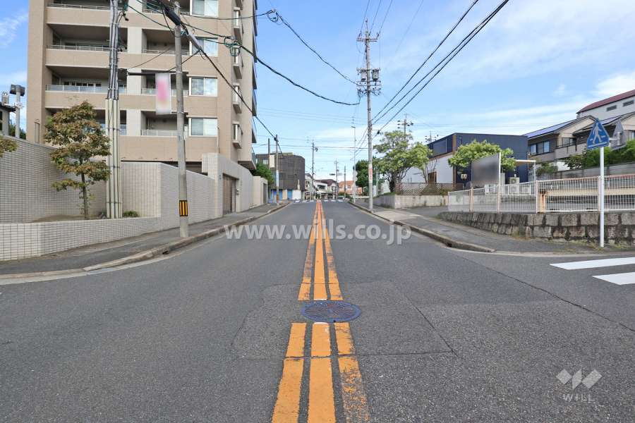 敷地北東側の前面道路（南東側から）
