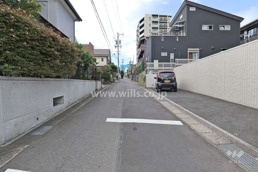 敷地南側の前面道路（東側から）
