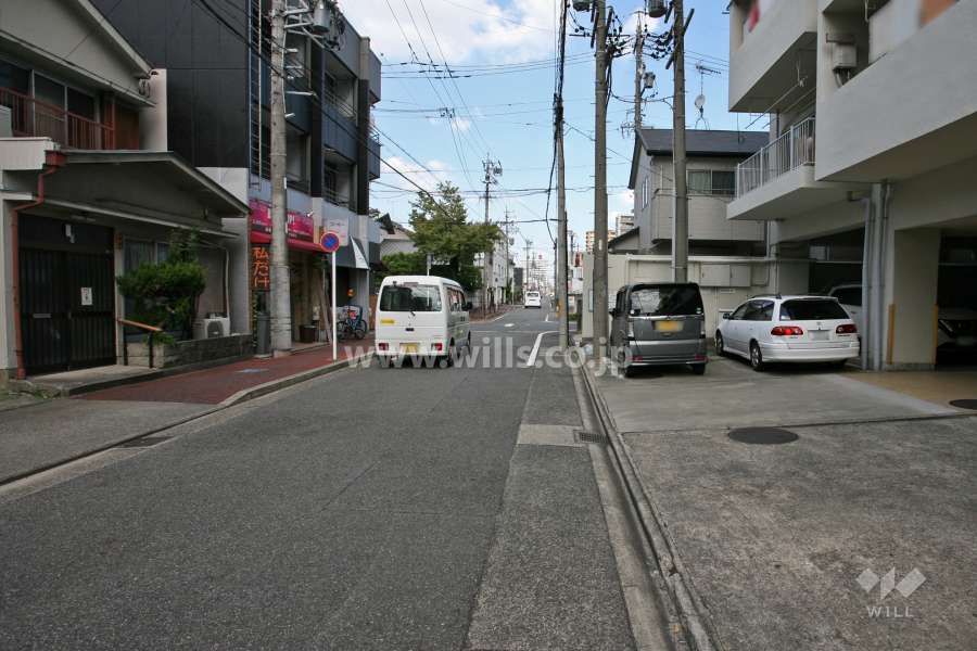 敷地西側の前面道路（南側から）