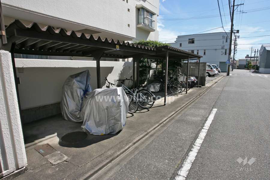 駐輪場とバイク置き場