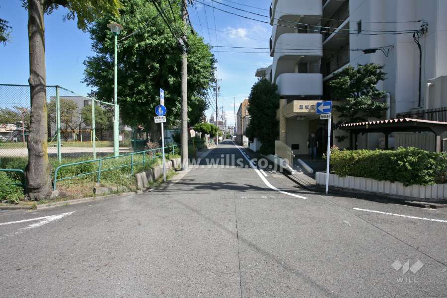敷地西側の前面道路